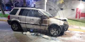 Incendio de una camioneta en Puerto General San Martín: solo hubo daños materiales