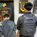 Aprehendieron a un hombre que amenazaba con un cuchillo a una joven dentro de un comercio