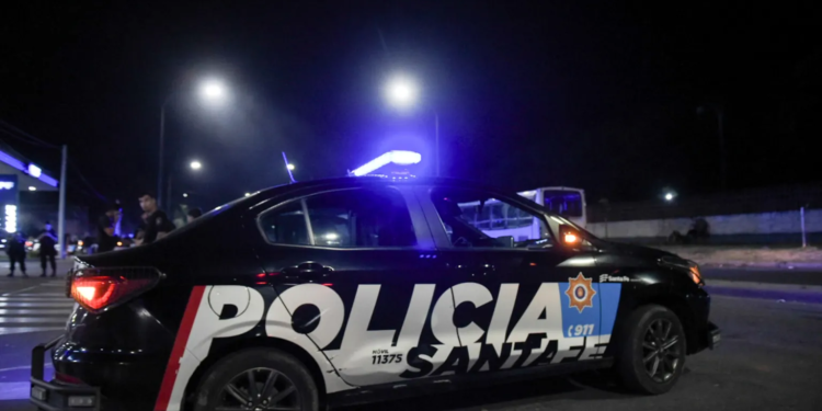 Brutal ataque a un inspector de tránsito en Las Rosas entre varios jóvenes