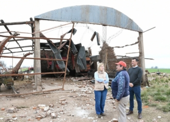 Tornado en la región: Diana y Scaglia visitaron el tambo y a la familia más afectada