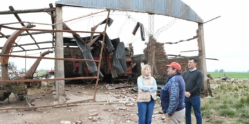Tornado en la región: Diana y Scaglia visitaron el tambo y a la familia más afectada