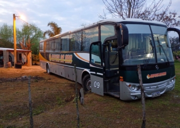 Insólito: robaron un colectivo interurbano, se empantanaron y lo dejaron abandonado