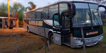 Insólito: robaron un colectivo interurbano, se empantanaron y lo dejaron abandonado