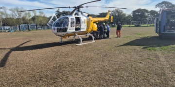 El helicóptero sanitario trasladó a un joven que se estrelló en moto contra un camión