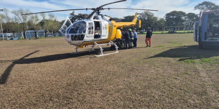 El helicóptero sanitario trasladó a un joven que se estrelló en moto contra un camión