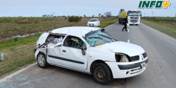Una familia de Gaboto volcó tras agarrar un tremendo bache en Ruta 11: una mujer está grave