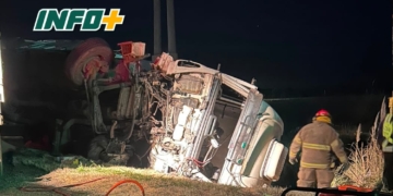 Impactante choque entre dos camiones en Ruta 80: bomberos rescataron a un chofer