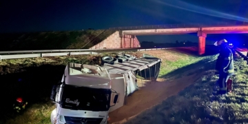 Volcó un camión cargado con maíz en la Autopista Rosario Córdoba y el chofer resultó herido