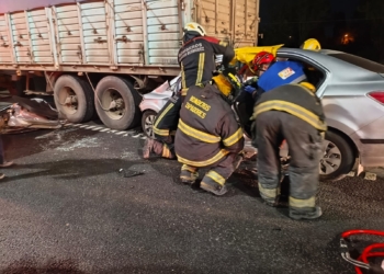 Un conductor quedó atrapado tras chocar contra un camión en autopista