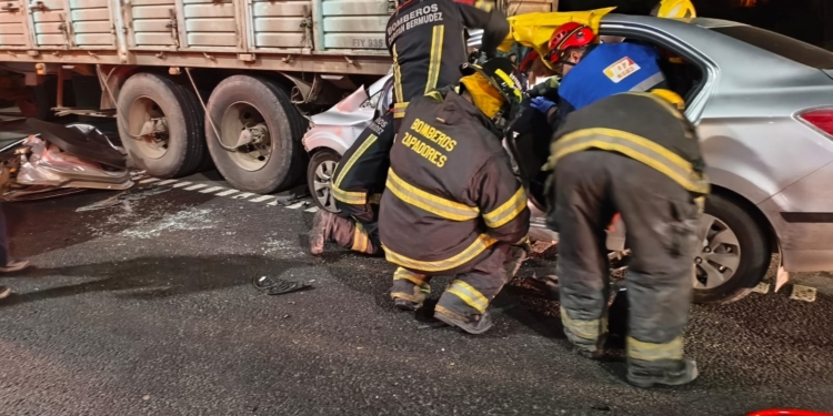 Un conductor quedó atrapado tras chocar contra un camión en autopista