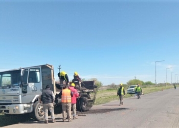 Más parches: Vialidad Nacional realiza bacheo en Ruta 11 entre Oliveros y Villa La Ribera