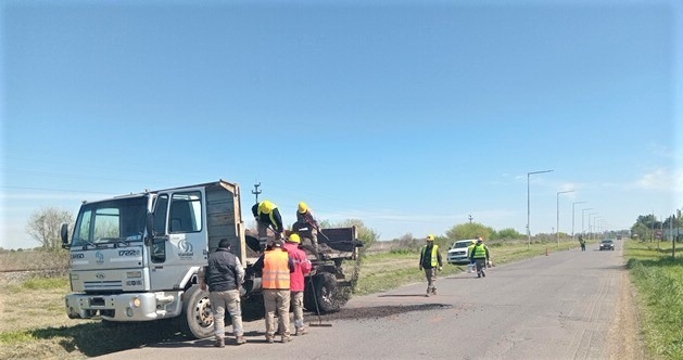 Más parches: Vialidad Nacional realiza bacheo en Ruta 11 entre Oliveros y Villa La Ribera