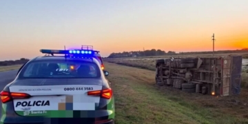 Un camión despistó en autopista y volcó a la vera de la traza en Coronda