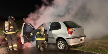 Se incendió un auto en autopista: sus ocupantes lograron escapar a tiempo