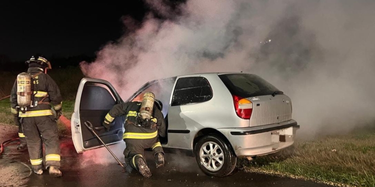 Se incendió un auto en autopista: sus ocupantes lograron escapar a tiempo