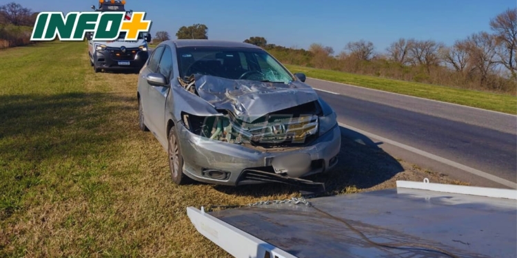 Un auto chocó por alcance contra un camión en autopista entre Monje y Maciel