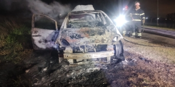Ardió un auto entre Pueblo Andino y Serodino: dos mujeres lograron salir a tiempo