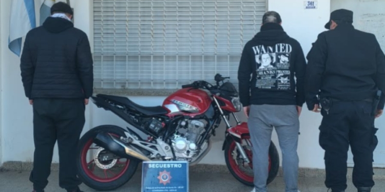 Huyeron de un control en Monje y los atraparon en Díaz: les secuestraron la moto