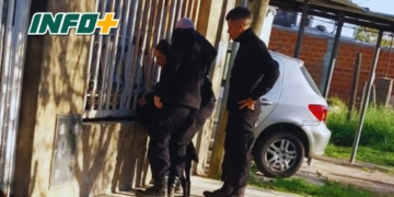 Rescataron a un perrito que había quedado atorado en las rejas de una casa