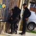 Rescataron a un perrito que había quedado atorado en las rejas de una casa