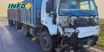 Fuerte impacto entre dos camiones sobre Ruta 65, en Díaz