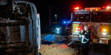 Bomberos de Barrancas rescataron a un camionero tras volcar en autopista a la altura de Monje
