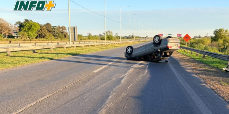 Dos jóvenes resultaron ilesos tras un impactante vuelco en San Lorenzo