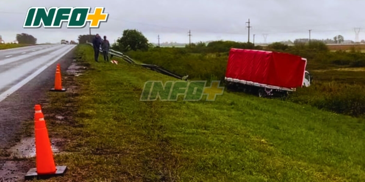 Lluvia y choque en autopista a la altura de Maciel: un camión terminó contra el guardarrail