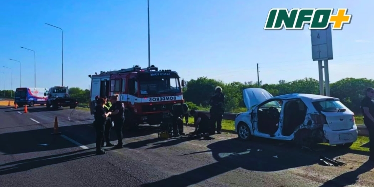Choque entre un auto y un camión en la autopista Rosario-Santa Fe: dos personas hospitalizadas