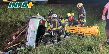 Dos mujeres fueron rescatadas por bomberos tras un vuelco en la autopista a Córdoba