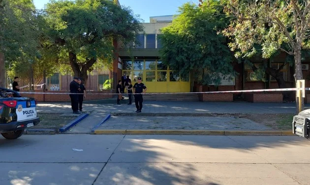 Sobreseyeron al adolescente que mató a tiros a un alumno en una escuela de San Cristóbal